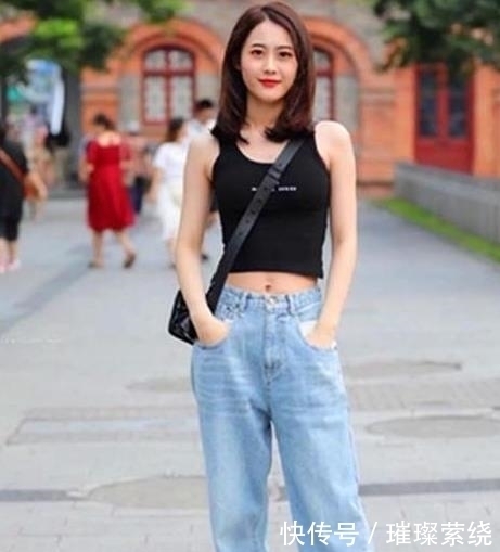 街拍美女身材高挑的小姐姐，简单搭配吊带裙，充满潇洒活力