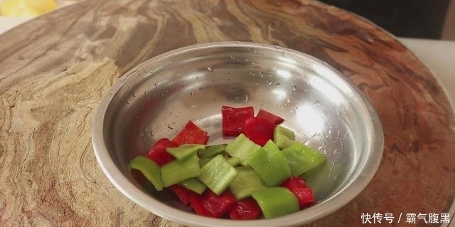  入少许|麻辣鸭血怎样做才好吃？学会这一招，鲜香滑嫩不破碎，麻辣鲜香