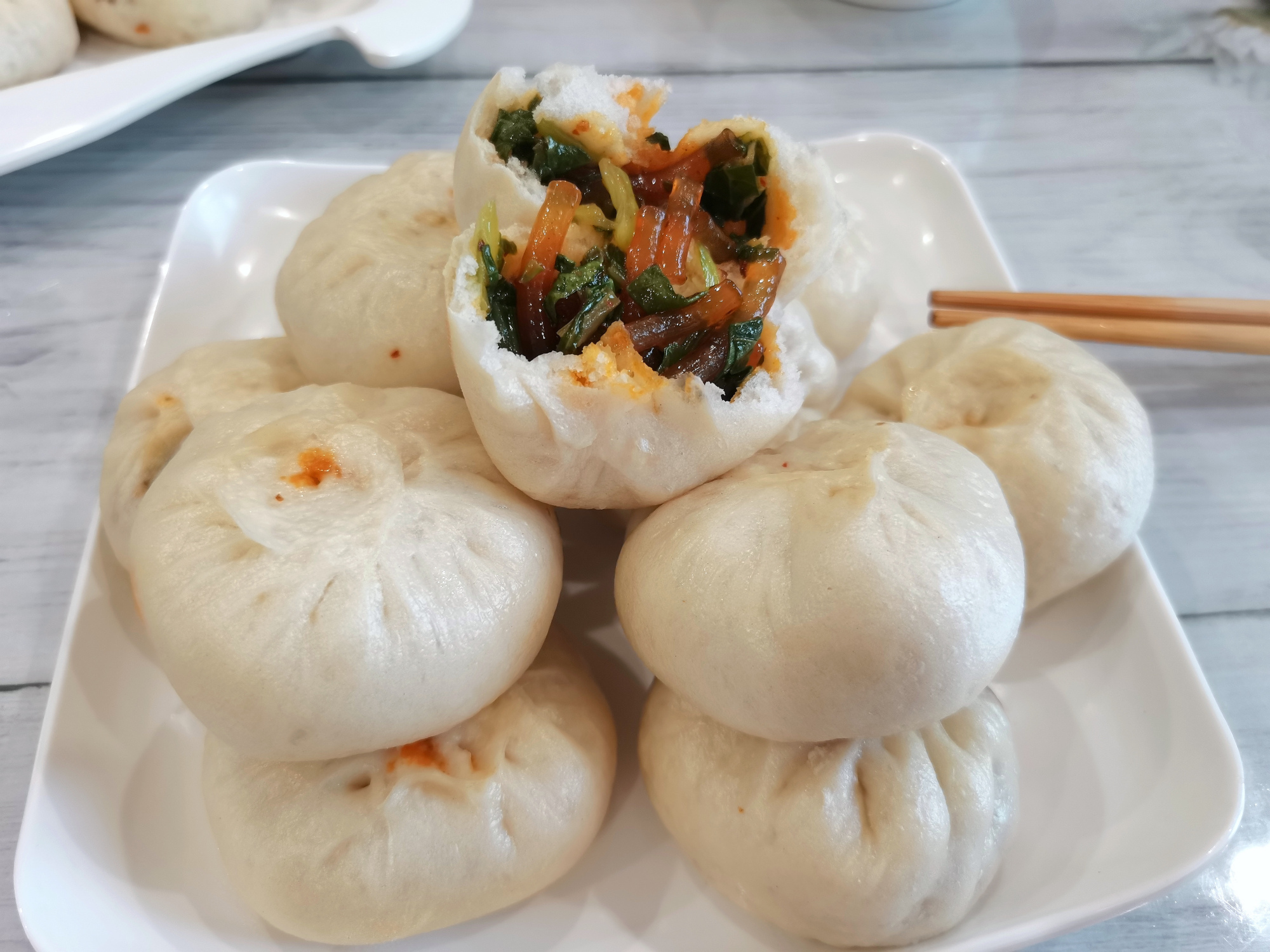 用这绿叶蔬菜包包子，还是第一次吃，味道鲜美，吃一次还想吃