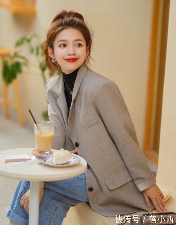 牛仔裤|秋冬不流行露脖子,建议多穿“高领衫”,搭配西装、牛仔裤真高级