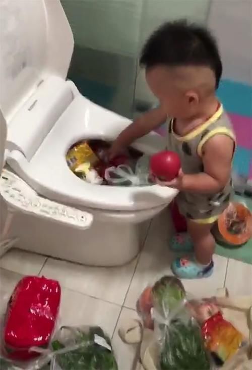 好气|孩子主动帮洗菜,宝妈看到之后哭笑不得,网友:这样的比较香