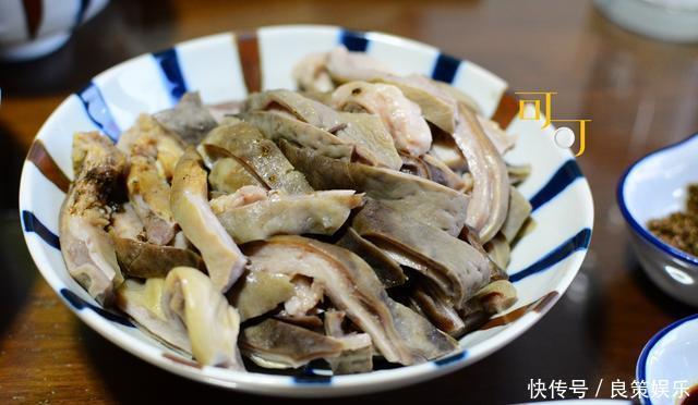 周末的晚餐4个菜都是硬菜,还配上水果饮料,你看吃得如何