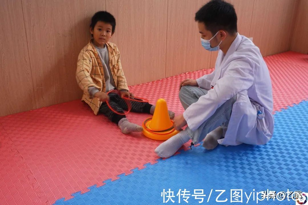 奶奶|家里盖房子,奶奶刚一转身2岁孙子从台阶上滚落,孩子一辈子毁了