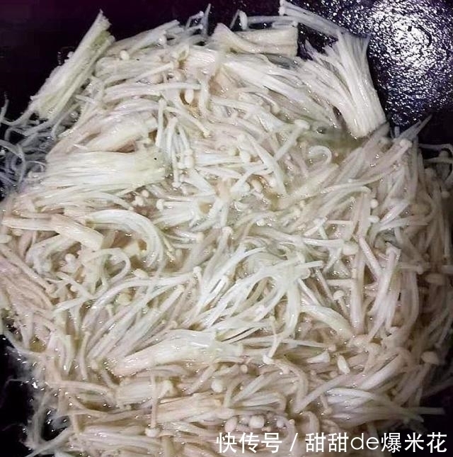 金针菇|西红柿和它一起煮，隔三差五吃，美白淡斑排宿便，腰肢变细了