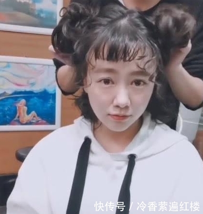 失恋女子去换发型,理发师给她烫了个泡面头,最后的效果让人惊艳