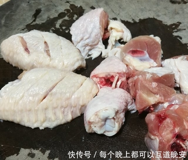 山药蒸鸡肉,香嫩入味,十分下饭