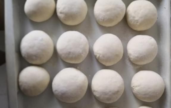 蒸馍店老板说,发面别只用酵母+白糖!加一些它,30分钟发满盆!