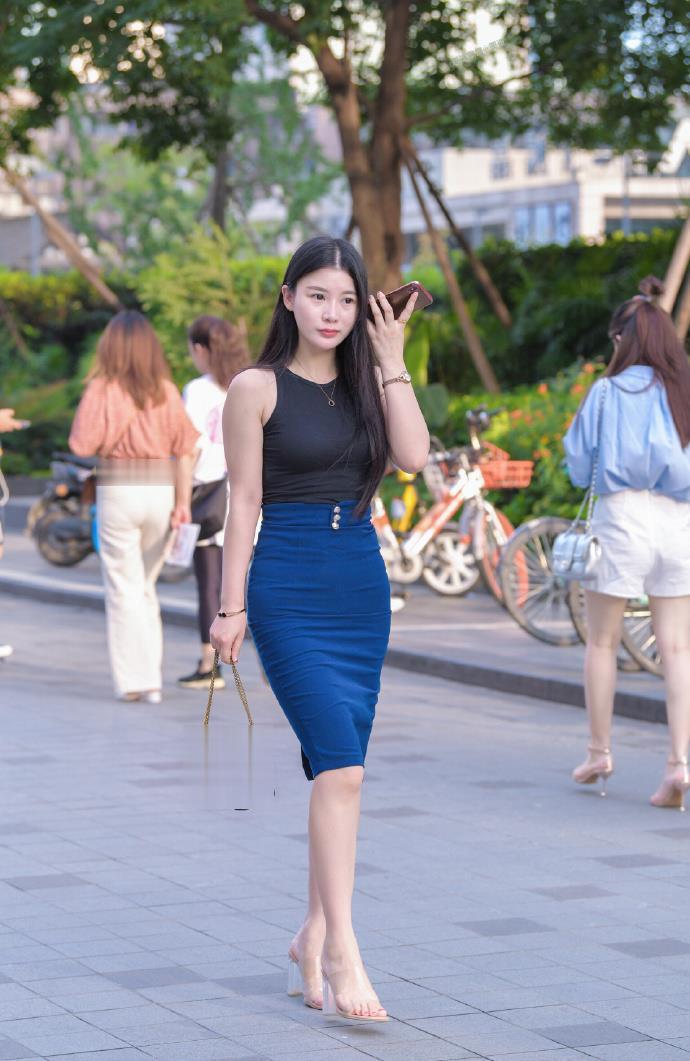 裙子|姑娘衣服没有袖子, 出门就不怕晒黑吗?