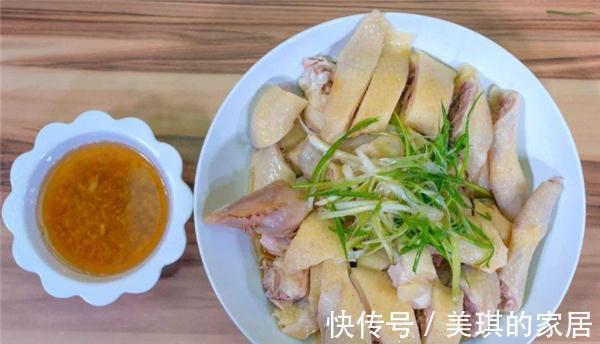 肉质|煮白切鸡时,掌握这个关键步奏,鸡肉又香又嫩,不腥不柴味道鲜