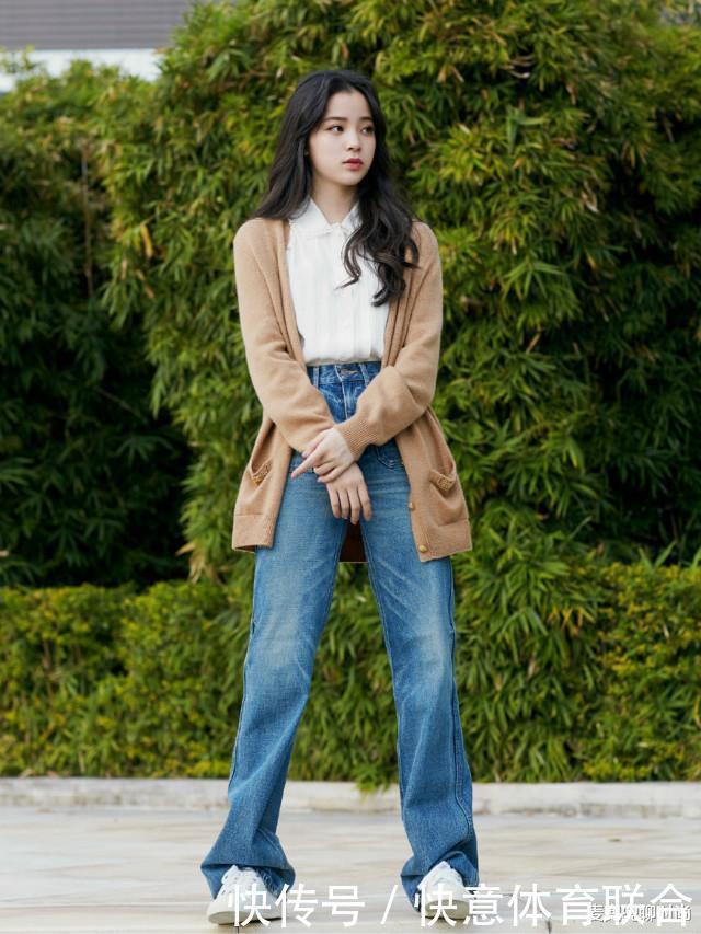 毛衣早过时了,今秋流行“奶奶衫+衬衫”一起穿,百搭显瘦又洋气