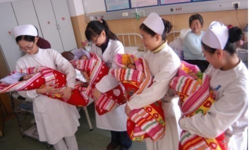 宝妈|生了四胞胎女儿,每天吃饭都是“大场面”,网友:爸爸好幸福