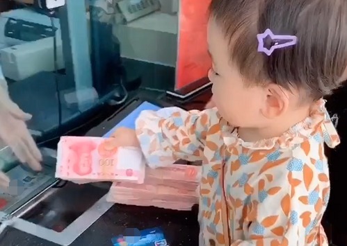 柜台|“最小富婆宝宝”银行存钱走红，网友活着不如一个穿尿不湿的