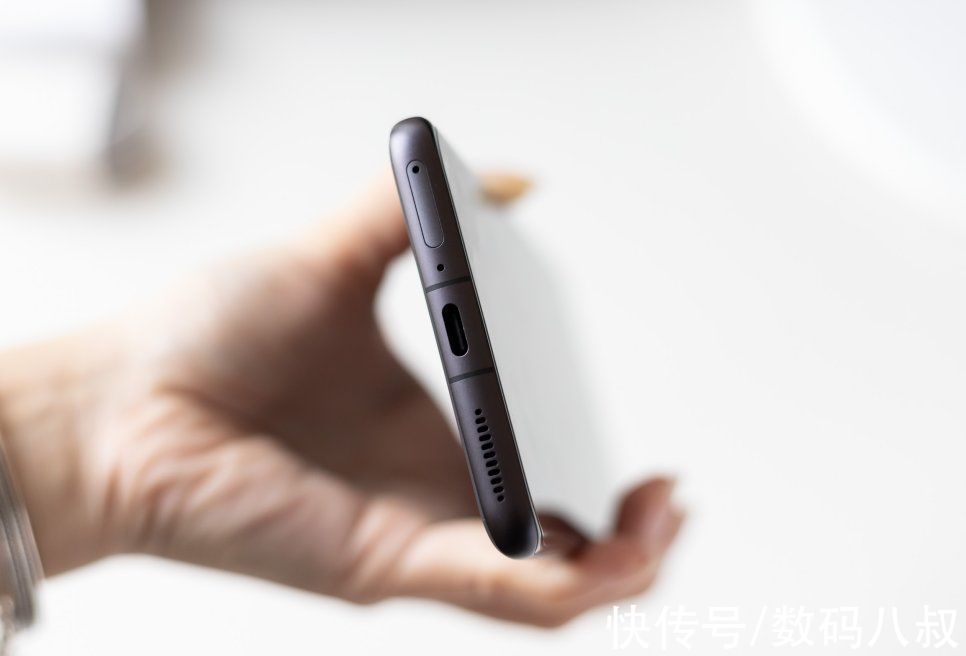 上手|XIAOMI 12 Pro 真机上手测评，不同纯参数卷体验，新一代旗舰异类