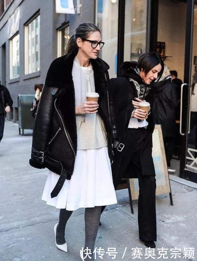 半身裙搭配|最近流行一种“保暖穿搭”,叫“羊羔毛外套+半身裙”,时髦显瘦