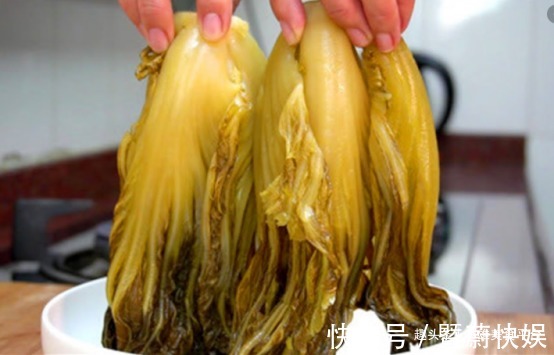 做法|老一辈腌酸菜的传统做法,不加盐三天就变酸,一年不烂,还不长毛
