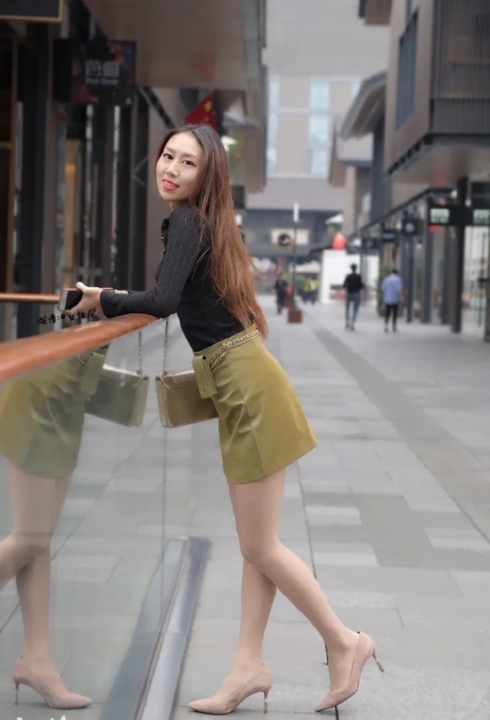 简单|高跟鞋穿搭,黑色长袖上衣搭配淡橘黄色露膝短裙,简单青春有活力