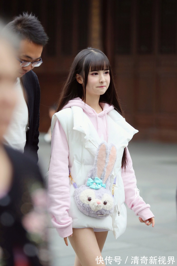 小姐姐 美女真的是太卡哇伊了,身穿粉色卫衣搭配羽绒衣,漂亮而又精致