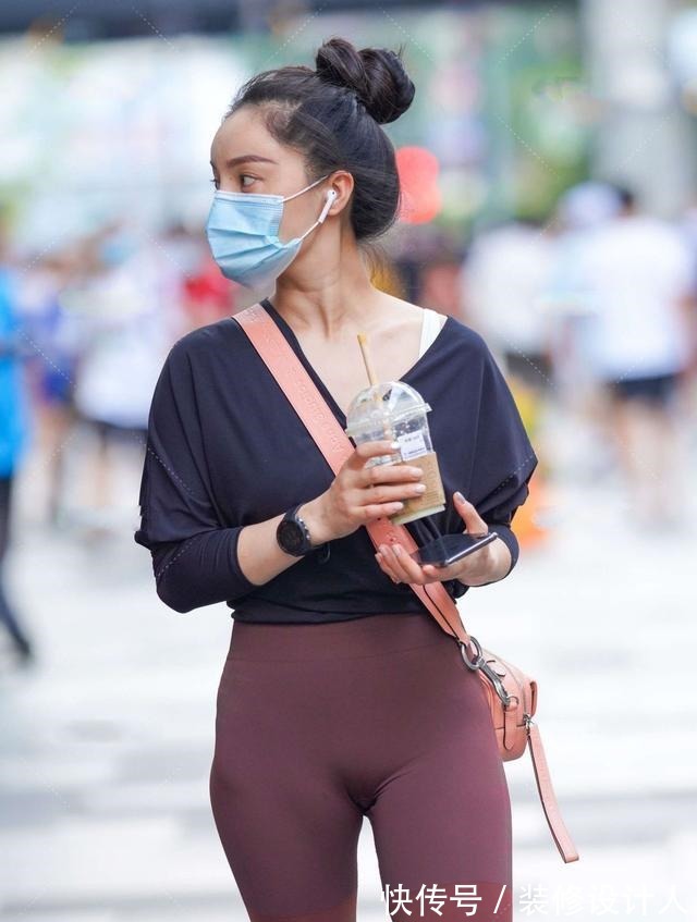 搭丝绒 黑色休闲衫和棕红色裤子组合,时尚大方,运动感十足!