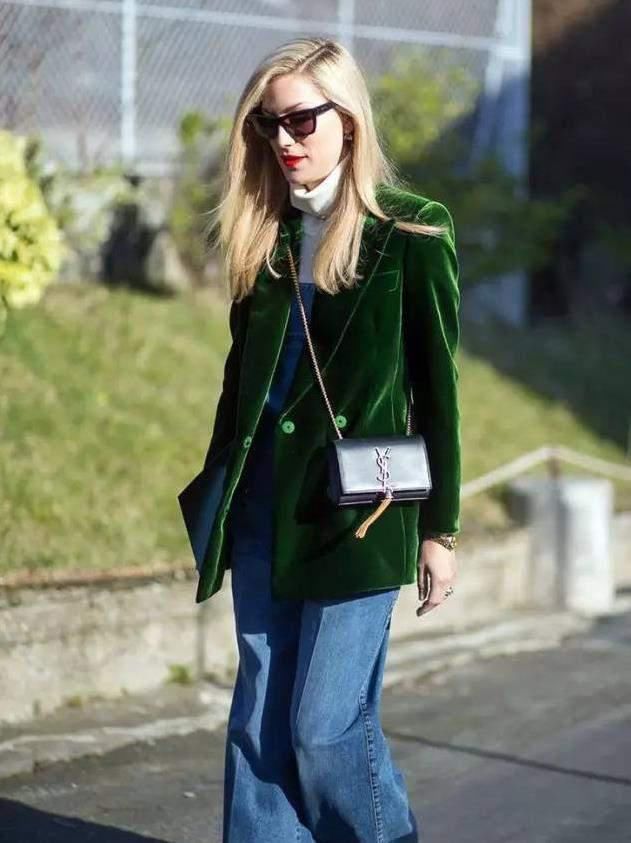 最近火了一件外套叫“丝绒外套”，时髦高级又保暖，关键是还显贵