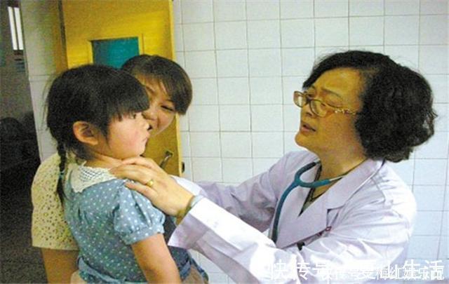 父母|宝宝3岁至今不会走路，妈妈带去医院问诊，医生小声提醒：快报警