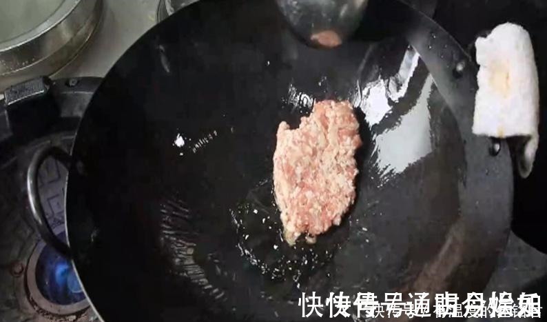 做炸酱面时,最忌出锅即吃,面点师记住这2点,面条劲道又滑爽