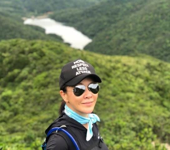 53岁刘嘉玲冒雨爬山浑身湿透 对镜头气喘吁吁好辛苦啊 快资讯 53岁刘嘉玲冒雨爬山浑身湿透 对镜头气喘吁吁好辛苦啊 快资讯
