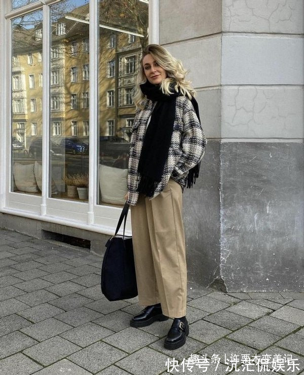 饱和度|过了四十岁的女人,衣柜里这5种颜色衣服别再穿了,显老还掉档次