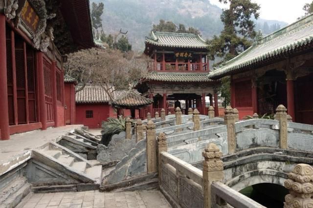 老年|四川有处“深山故宫”，为躲追查改成寺庙，却意外成就“四绝”