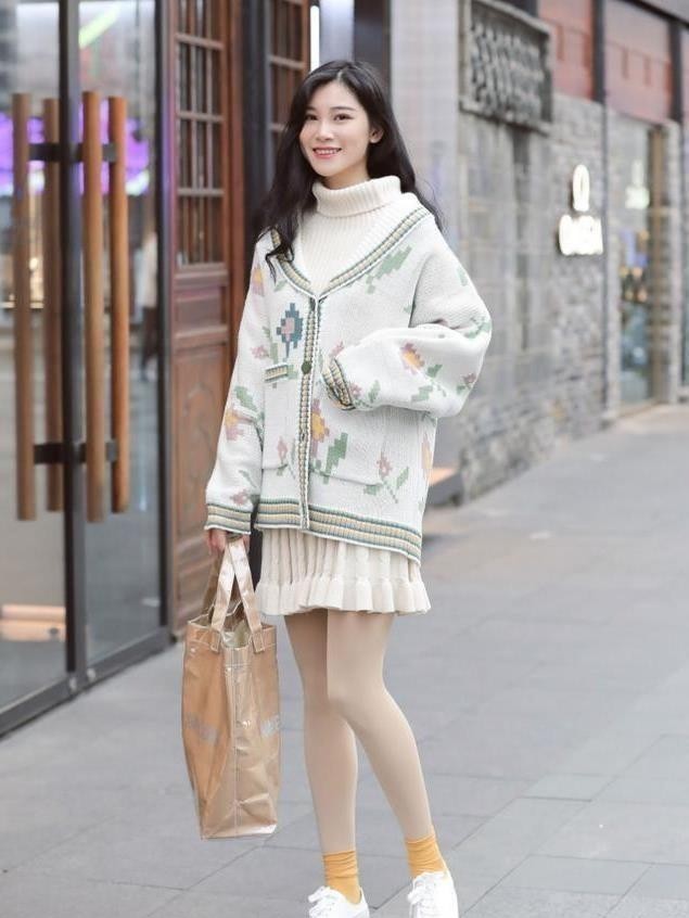 紧身|街拍性感紧身打底裤小姐姐,显出超长大长腿,简直就是行走性感