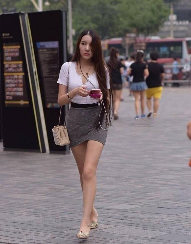 青春|时尚的姐姐牛仔衣搭牛仔短裤,脚踩马丁靴,充满青春的美丽