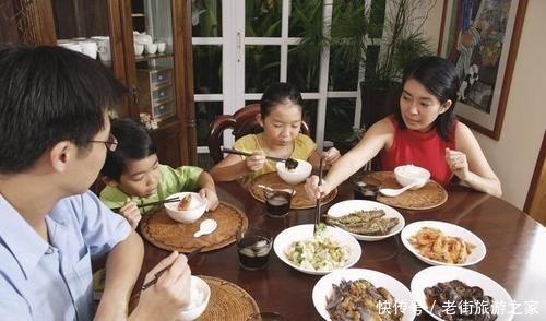 同事|长大后没出息的娃,吃饭时大多有这3种表现,第一种就让人反感