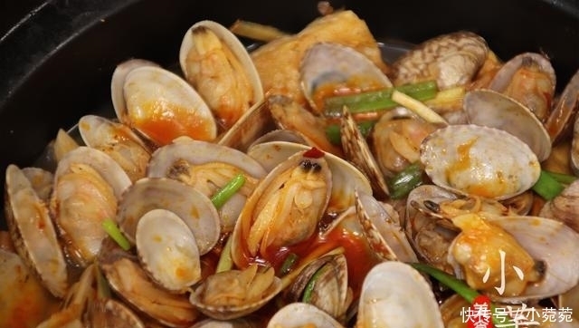 切成片|1块豆腐,1把花蛤,锅中炖一炖,鲜香美味,出锅连汤都不剩