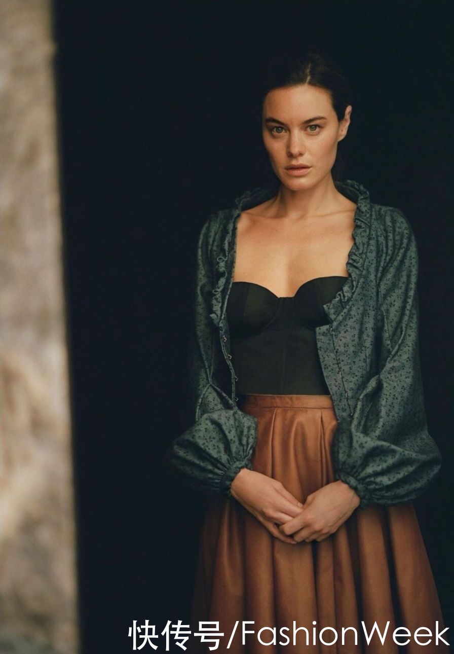 和秋冬超配的大地色，时髦典雅的穿搭，尽显优雅女人魅力