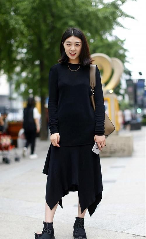 搭配一双一字带高跟凉鞋，优雅迷人