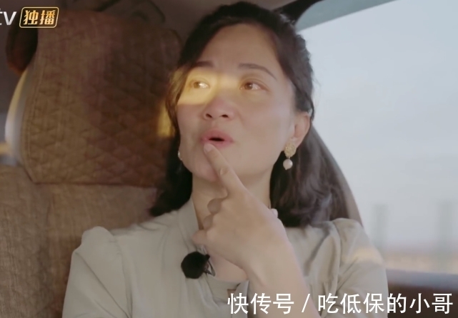 44岁女星自称是校花，在家全职10年没戏拍，离婚后租房一个人带娃