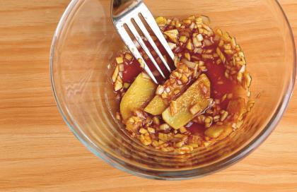 花甲别再炒着吃了,加一把金针菇上锅一蒸,鲜美多汁,上桌抢着吃