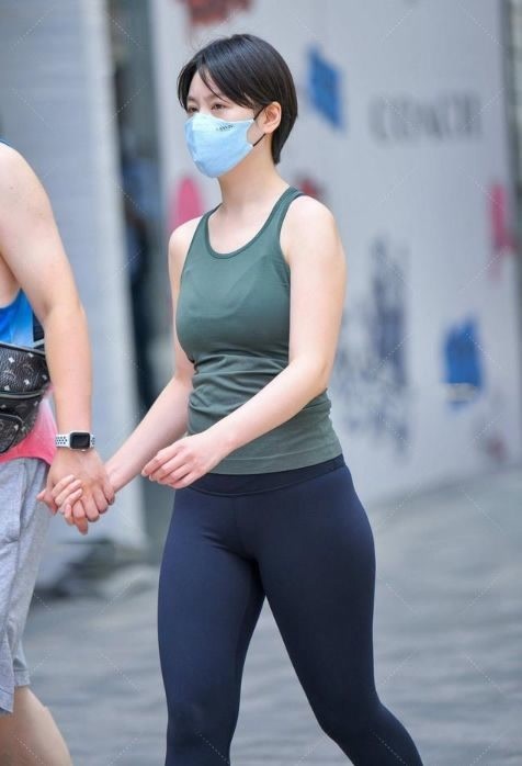 穿搭 墨绿色的无袖上衣,搭配黑色九分裤,整体给人简单清爽利落感觉