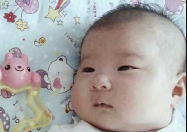 行为|宝宝睡觉时发生这3种行为,父母要注意了:娃想要睡枕头了!