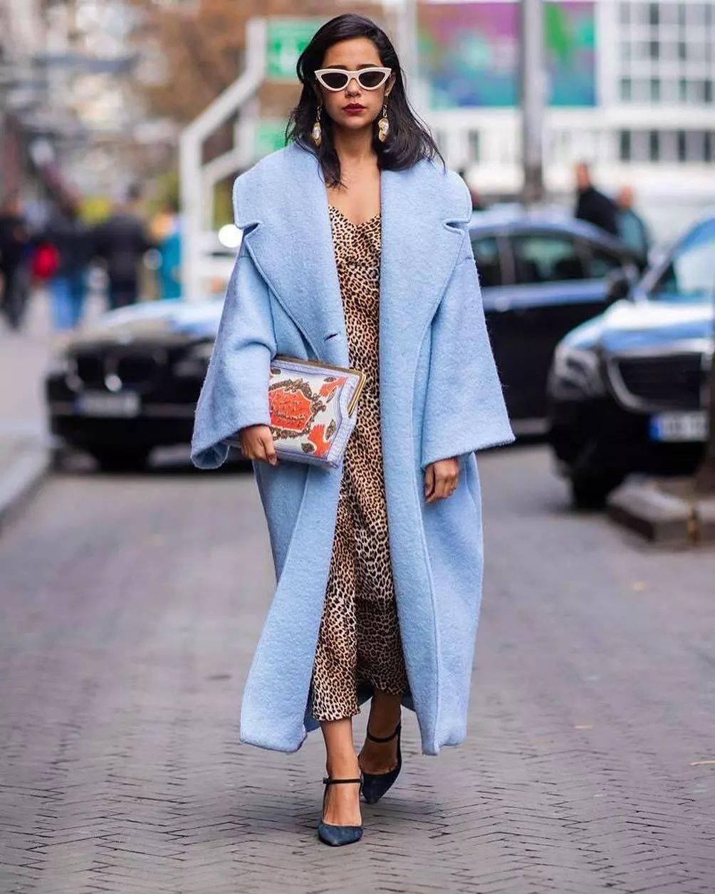  黑色|比驼色显白，比黑色高级，大衣今年流行这5个颜色！