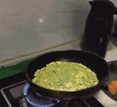 |搞笑GIF:成功把对面的妹子逗笑了 请问接下来我应该怎么做?