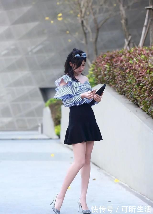 小姐姐|街拍特别甜的两个小姐姐,风格迥异的搭配十分的清新甜美