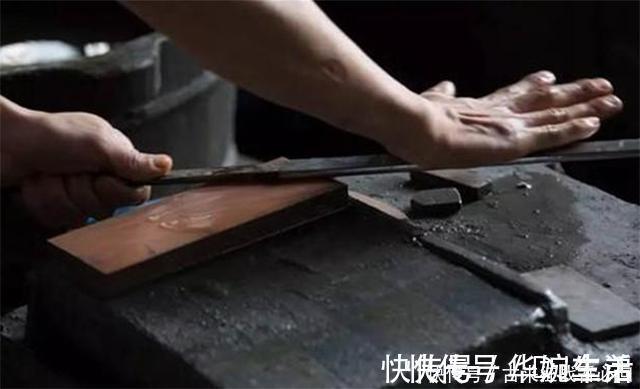 郑国荣#铸剑师郑国荣:第一把剑拍卖两万,第2把陨铁铸造,第3把赠金庸