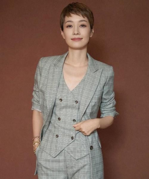 40岁的职场女人，很适合这4款“贴耳短发”，干练优雅又显脸小