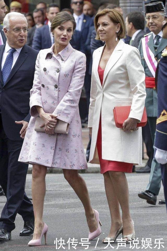 搭火|西班牙王后的早秋穿搭火了,学她这样穿,高级优雅还显瘦