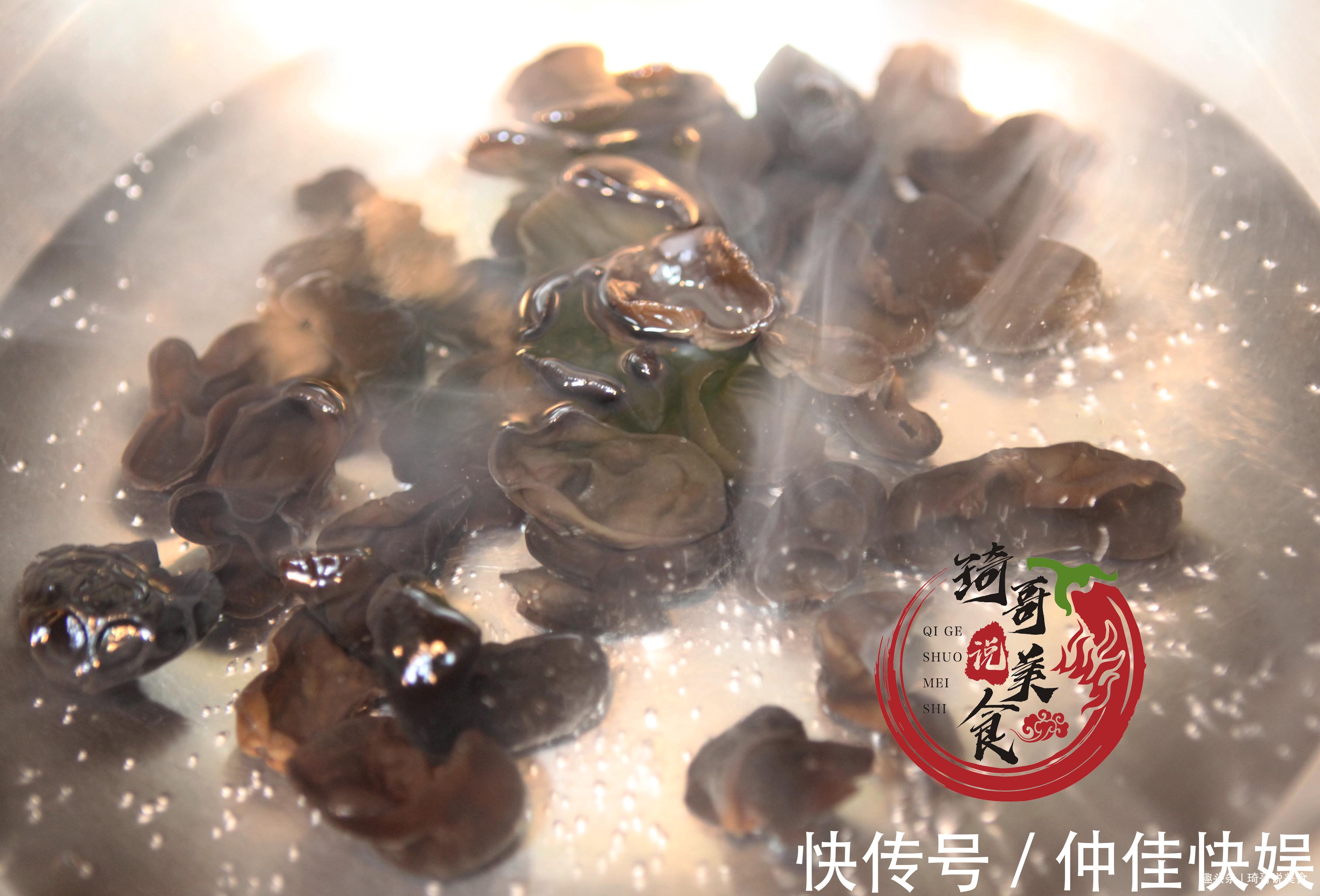 炒木耳|炒木耳时,“噼啪”炸锅真吓人!只需多做1步,木耳不炸锅更好吃