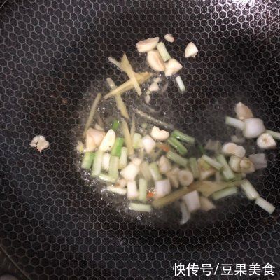 红烧鱼块这样做，不破皮，不腥不柴，肉质鲜嫩