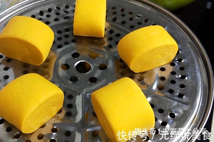 用南瓜蒸馒头，20分钟就蒸出来，不仅吃起来香而且还有点甜