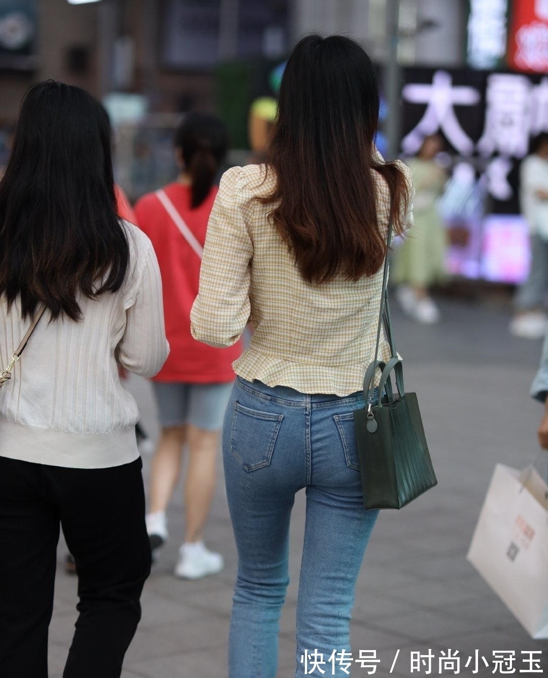 格子衬衫 宫廷领格子衬衫搭配牛仔裤很时尚,就像一副行走的衣架!