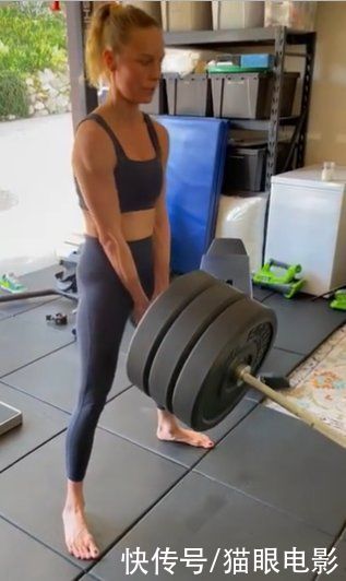 反差萌|惊奇队长健身强度太大，举铁时连脚趾头都在用力，双腿紧身无赘肉