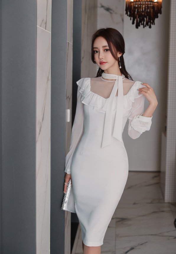 雪纺薄纱包臀裙穿搭修身舒适，孙允珠穿起来显凹凸身材，气质养眼